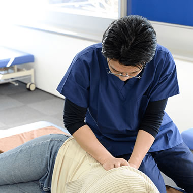 思い出し学習させる理学療法士・作業療法士